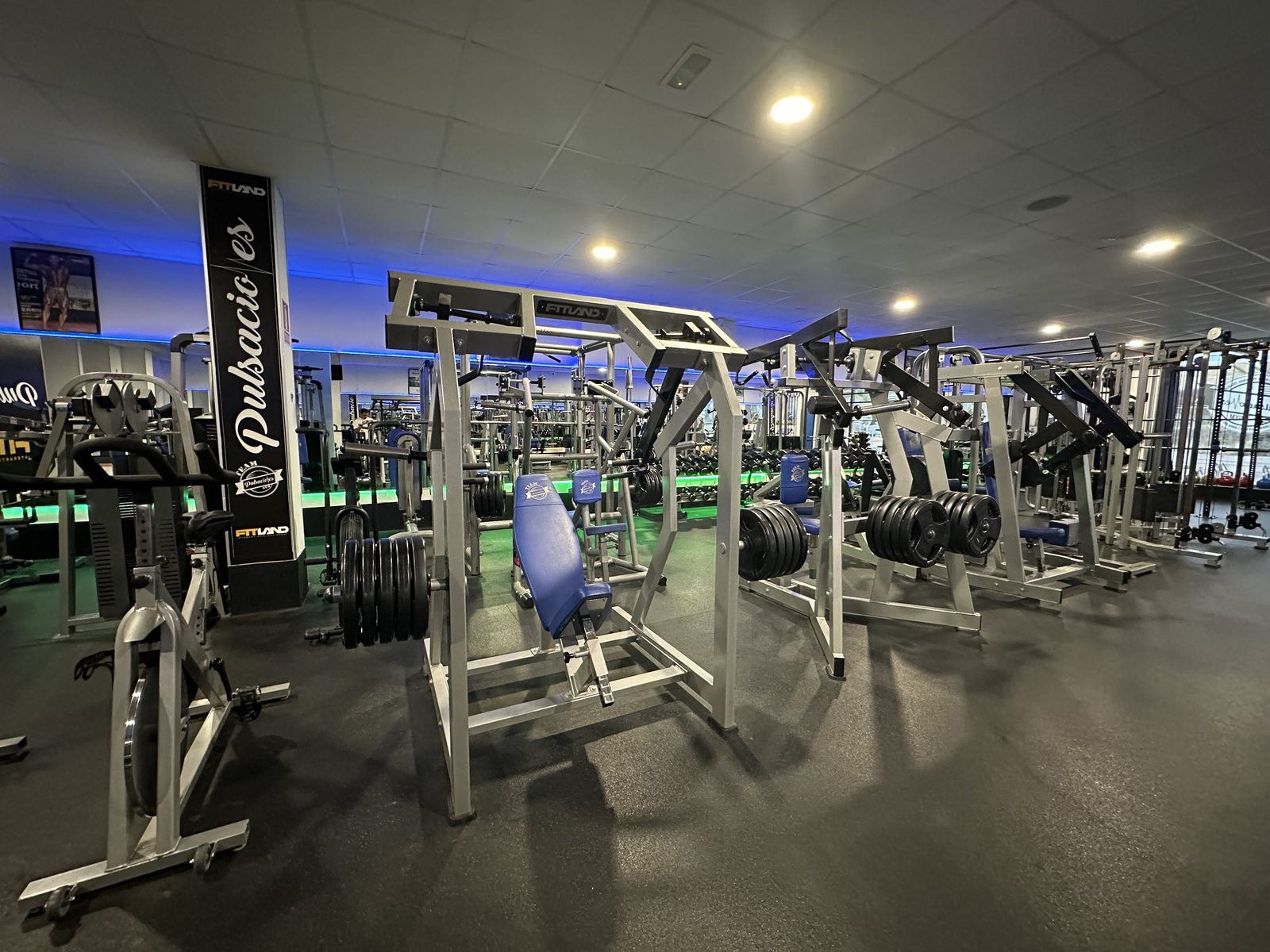Jaula de potencia y bancos de Pulsaciones Gym
