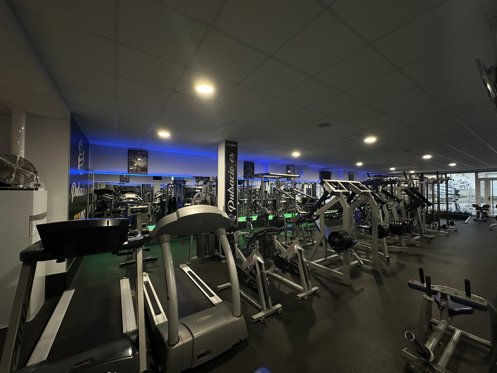 Zona de cardio y máquinas de Pulsaciones Gym