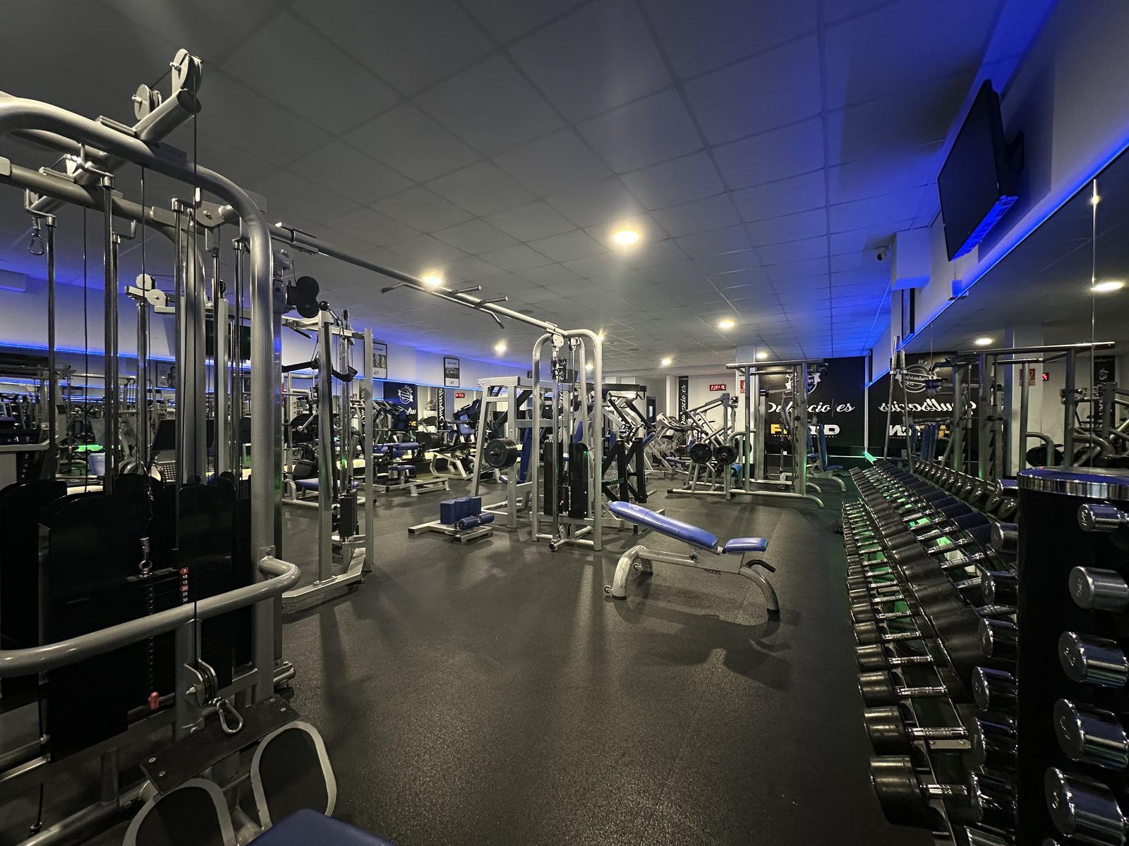 Sala de musculación de Pulsaciones Gym con iluminación ambiental