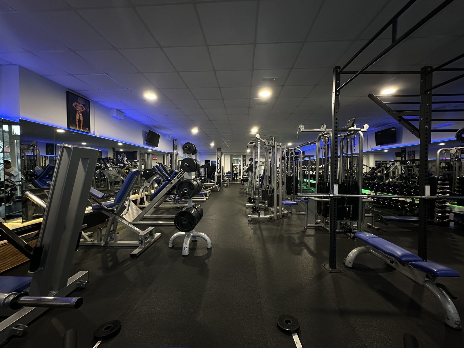 Zona de máquinas y jaula de potencia de Pulsaciones Gym